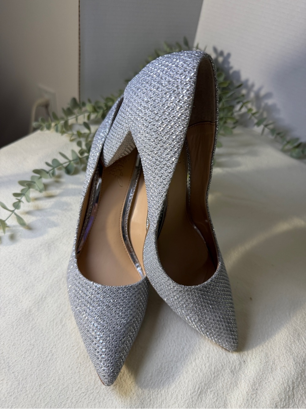 Jewel Badgley Mischka Silver Glitter Pumps Heels Size 7.5 Pointed Toe - Picture 13 of 13